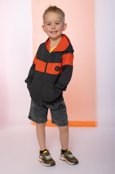 Louder! vest Kaleb antra